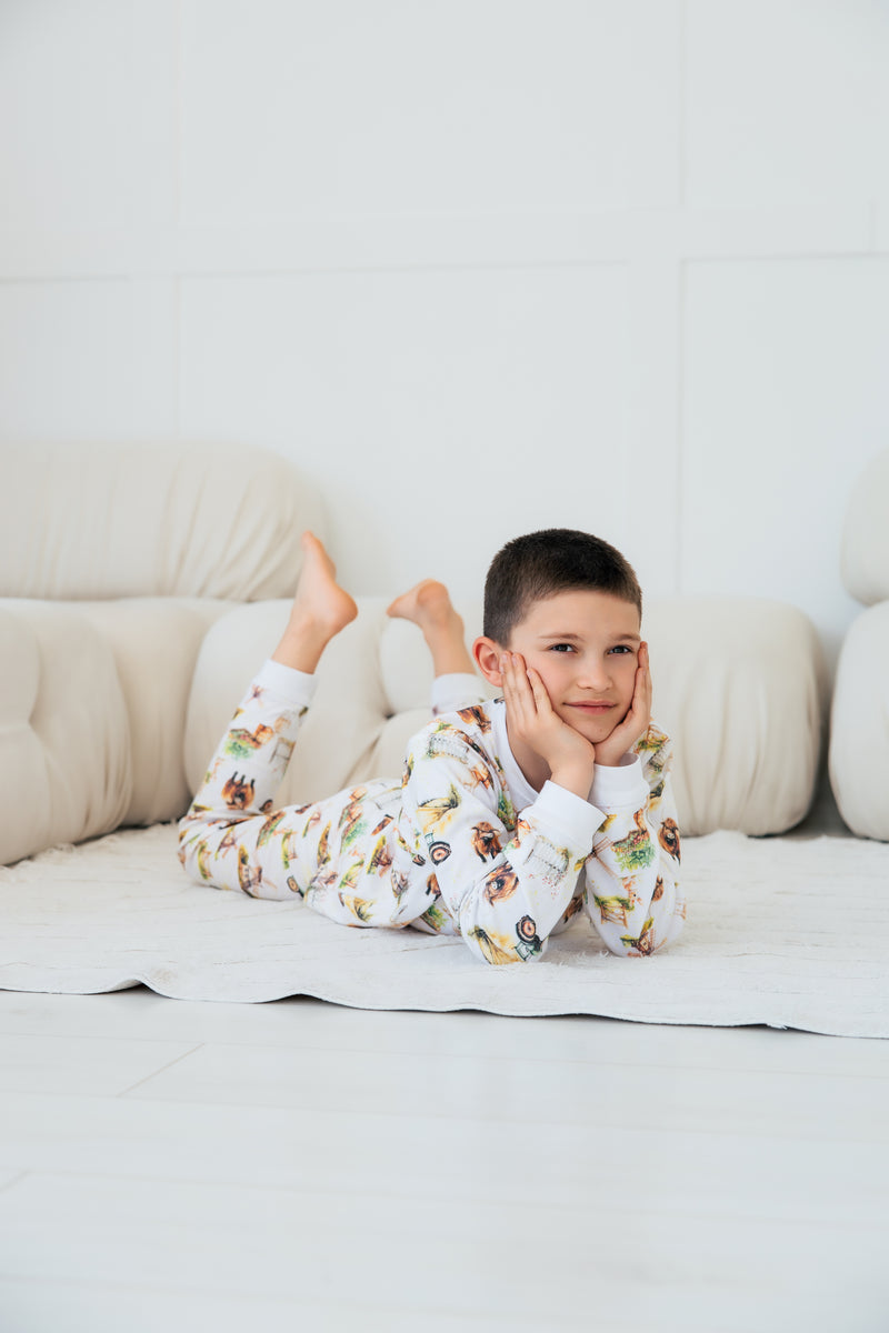 Highland Cow kids pyjamas with tractor and countryside fields – perfect sleepwear for little farm lovers.